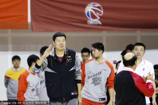 王治郅如今已经是队员兼任教练