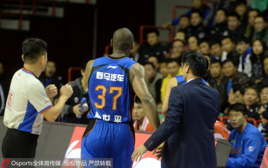 慈世平孤独的背影