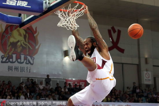 浙江稠州银行外援查尔斯在首场比赛中暴扣
