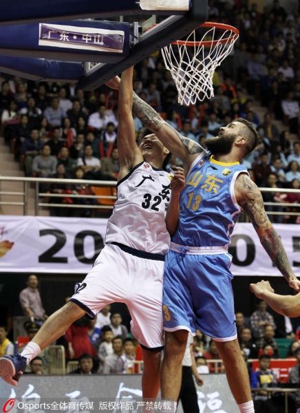 拉杜李察篮下封盖