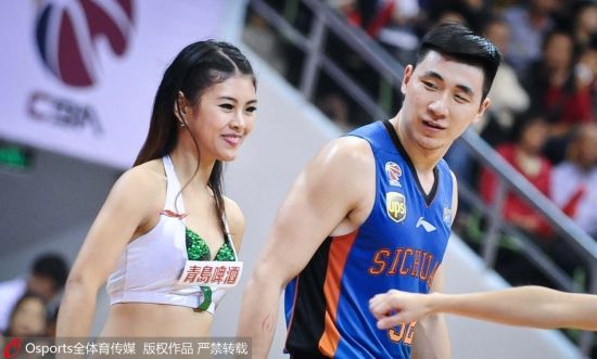 吴楠偷看拉拉队被拍