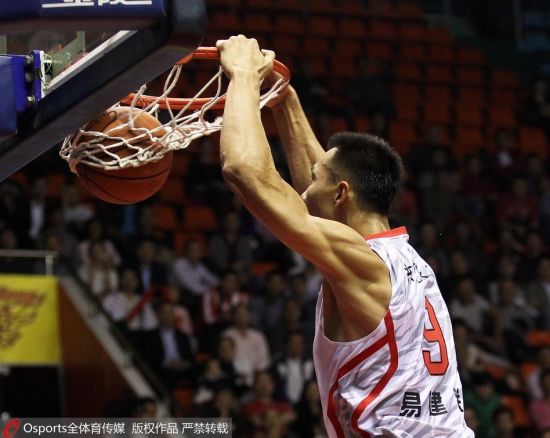 易建联暴扣