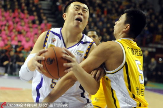 韩德君本场比赛贡献23分10个篮板