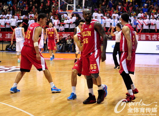 琼斯主宰红山体育馆