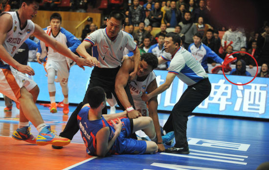 慈世平在场边很淡定