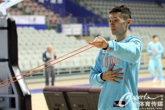 刘炜今晚因伤缺阵