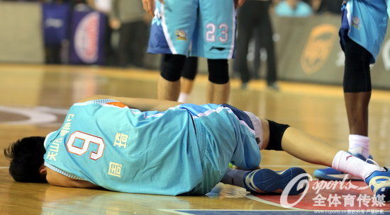 周琦受伤被队友抬出场。