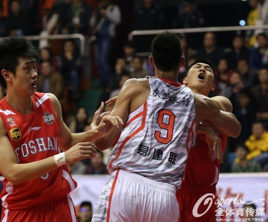 易建联推倒朱旭航