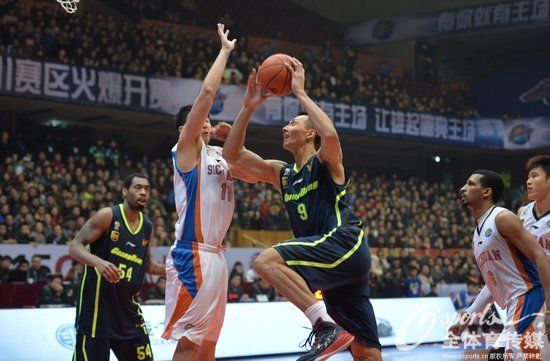 易建联拿下大号两双。