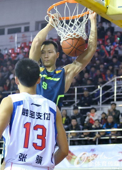 易建联在张骥面前扣篮。