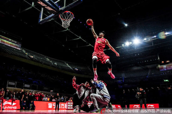 衡艺丰上演创意一扣。