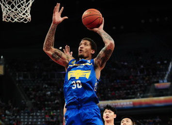 比斯利今晚high了。