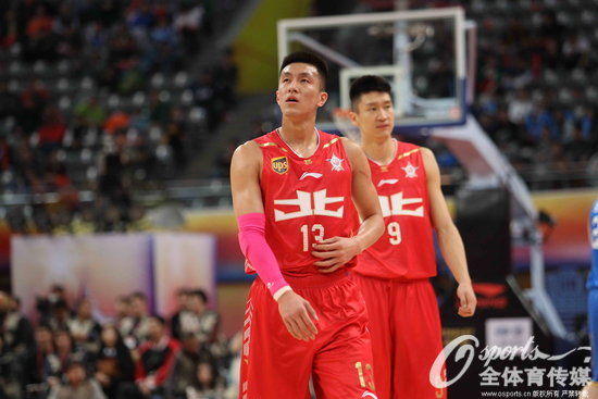 郭艾伦今晚不开森。