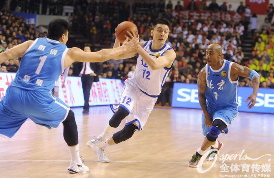 杨鸣突破马布里。