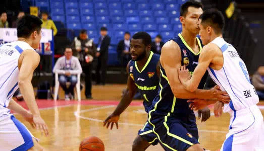 易建联是广东队的战术核心