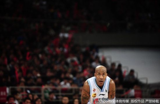 抱炸药包的人已经回来了。