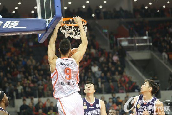 易建联今晚怒火十足