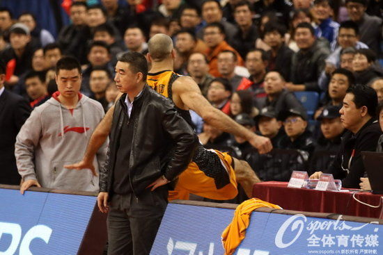 阿巴斯怒踢广告牌