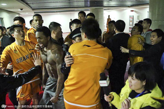 球员通道冲突不断