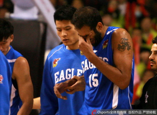 哈达迪在比赛中不适下场