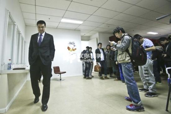 闵鹿蕾赛后更衣室踱步