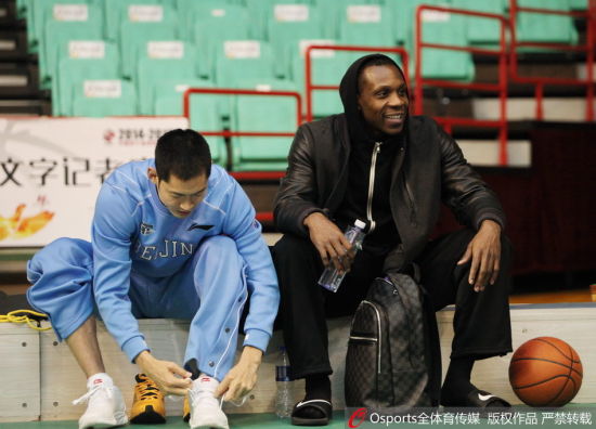 今年总决赛首战开打前，这两个老朋友又坐在了一起