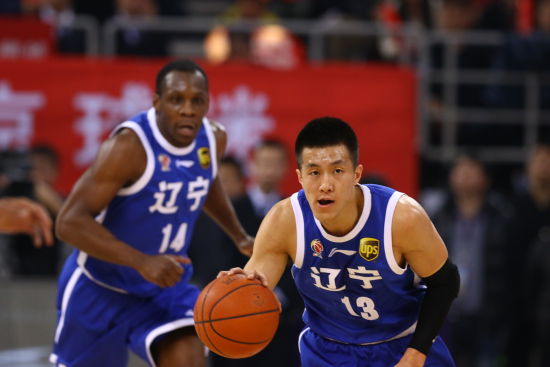 辽宁队的蓝色复古球衣格外显眼