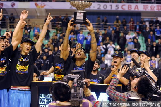 这尊总决赛MVP见证了一个新的、38岁敢于、也不得不改变自己的马布里