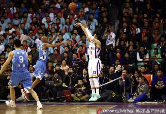 郭艾伦在马布里面前投篮