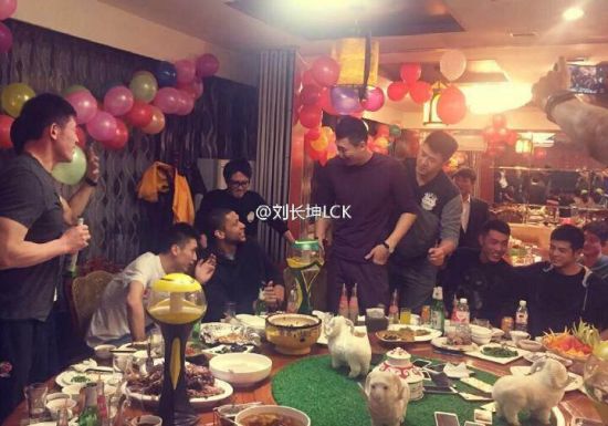 苏伟敬酒。图片来自@刘长坤LCK 