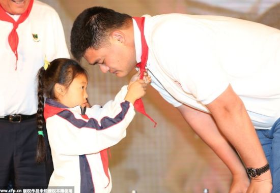 小萝莉给姚明戴红领巾