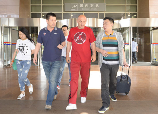 山西汾酒男篮的外籍助理教练帕维切维奇·米哈罗19日下午飞抵太原。