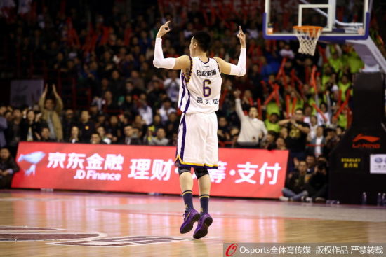 辽宁男篮队员贺天举