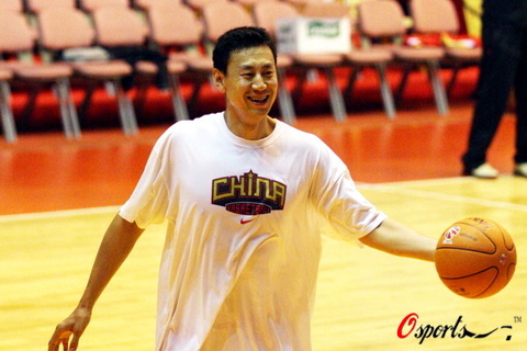 图文-八一男篮封闭训练备战联赛 李楠心情很不错_篮球-cba_nike新浪