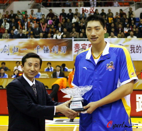 图为唐正东领取常规赛mvp奖.(作者/osports.cn 版权作品 严禁转载)