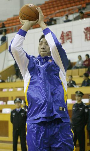 图文cba江苏南钢vs山西中宇唐正东练习投篮