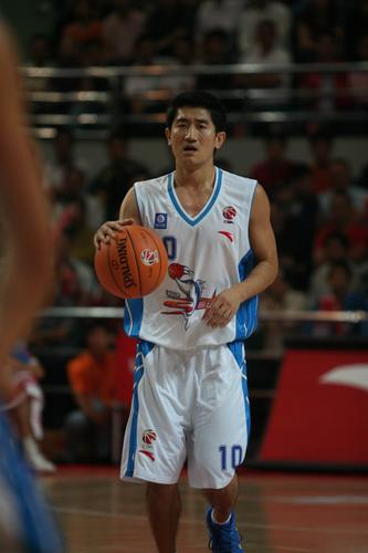 图文-[cba]福建浔兴vs云南红河 吕晓明拿球进攻