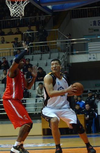 图文-[cba]新疆广汇vs辽宁盼盼 巴特尔强打篮下