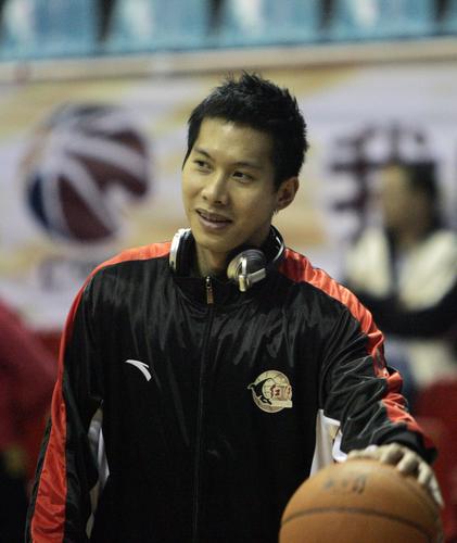 图文-[cba]广东宝马仕vs云南红河 颜行书现场热身