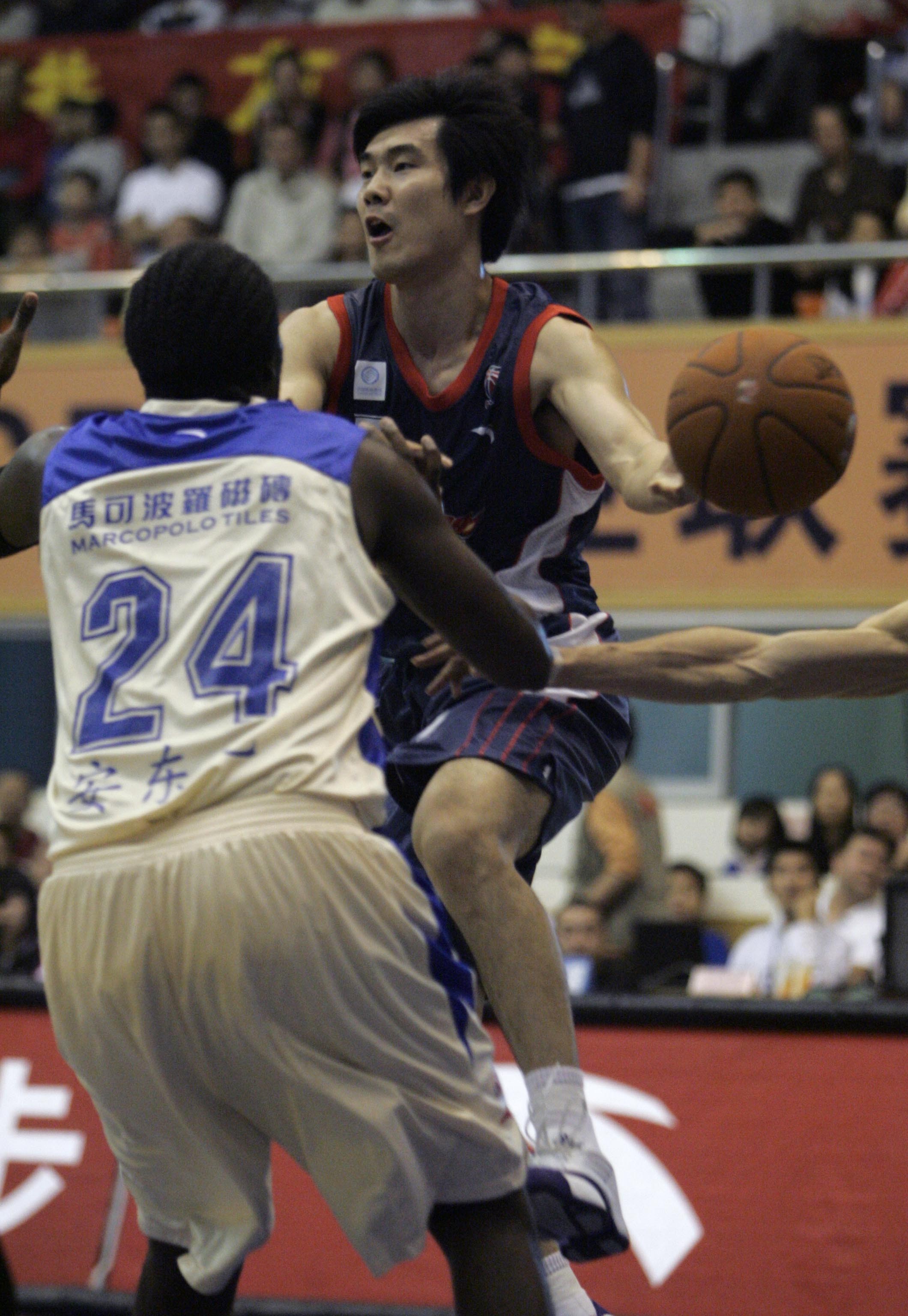 图文-[cba]北京首钢vs八一双鹿 王仕鹏满场飞奔