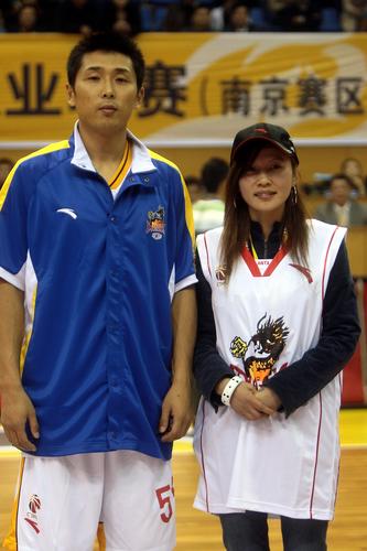 图文-[cba]江苏南钢vs新疆广汇 胡雪峰和美女合影