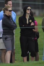 一身黑衣现身球场