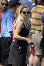 回眸一看百媚生