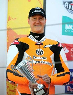 舒马赫摩托车赛场其乐融融两次翻车一笑置之(图)