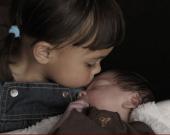 小女孩也来凑热闹