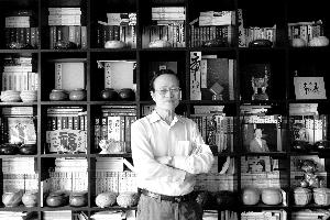 陈祖德的生活离不开棋和书。本报记者 吴江 摄