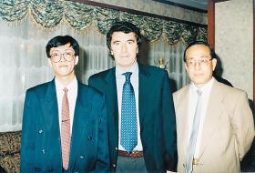 寒松与时任俱乐部主席的佐夫以及张慧德合影 