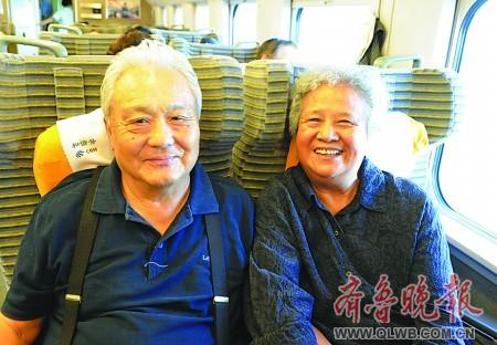 足坛元老年维泗与夫人黄帼会。