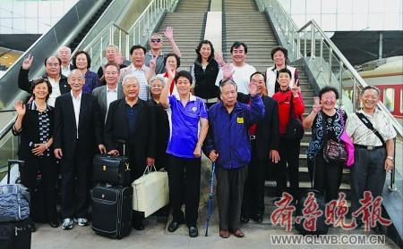 体育功勋人物及家属抵达济南站。