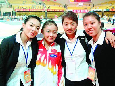 董芳霄(右一)曾在2007年全国体操冠军赛执法